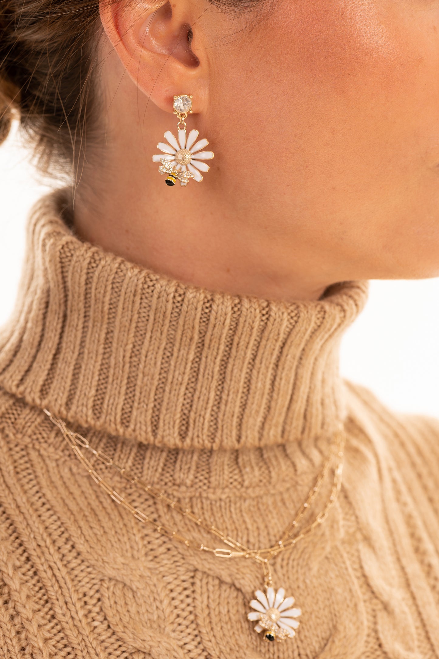 Enamel Daisy and Bee Pendant Y Necklace